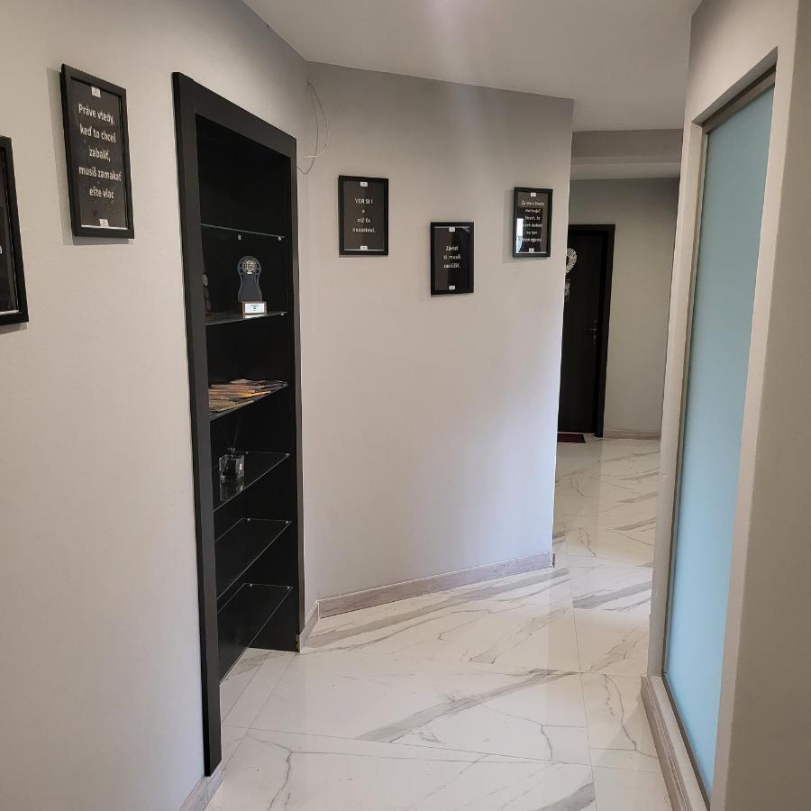 Oli Apartments Сенец Экстерьер фото
